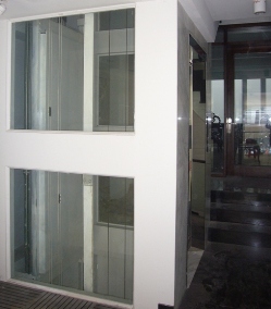 Hố thang gắn kính 2 vách hông