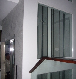 Hố thang gắn kính 2 vách hông